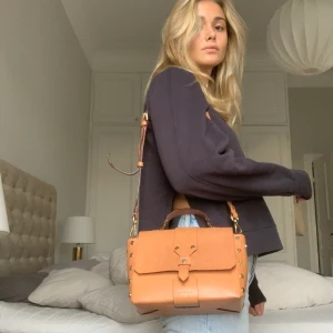 Väska från sandro - En väldigt fin väska från sandro. Bra skick och väldigt rymlig. Gammal variant som inte går att få tag på längre. Nypris ca 3000 jag säljer för 1000.