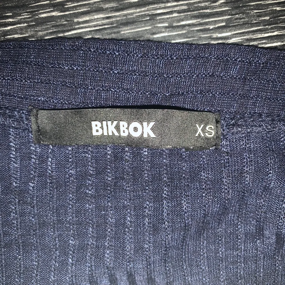 Superfin tröja från Bik Bok som tyvärr inte kommit till så mycket användning! Tröjan är mörkblå och storlek XS men den passar mig fint och jag är typ en S🥰 möts upp i gbg annars står köparen för frakten!🥰. Skjortor.