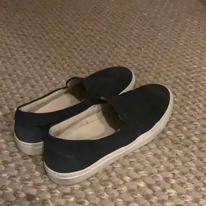 Ett par blåa mocka slip ons i storlek 41 från märket Boemos. Använda ett antal gånger men i väldigt bra skick. 