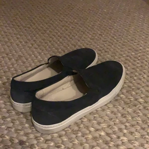 Blåa sneakers (slip ons) - Ett par blåa mocka slip ons i storlek 41 från märket Boemos. Använda ett antal gånger men i väldigt bra skick. 