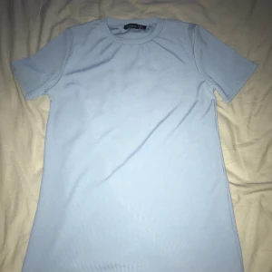 T-shirt - Hej! Jag säljer min t-shirt i från boohoo, nästan aldrig använd för att den sitter rätt så spänt runt armarna, men superfint skick, du står för frakt💕 nypris: 149kr