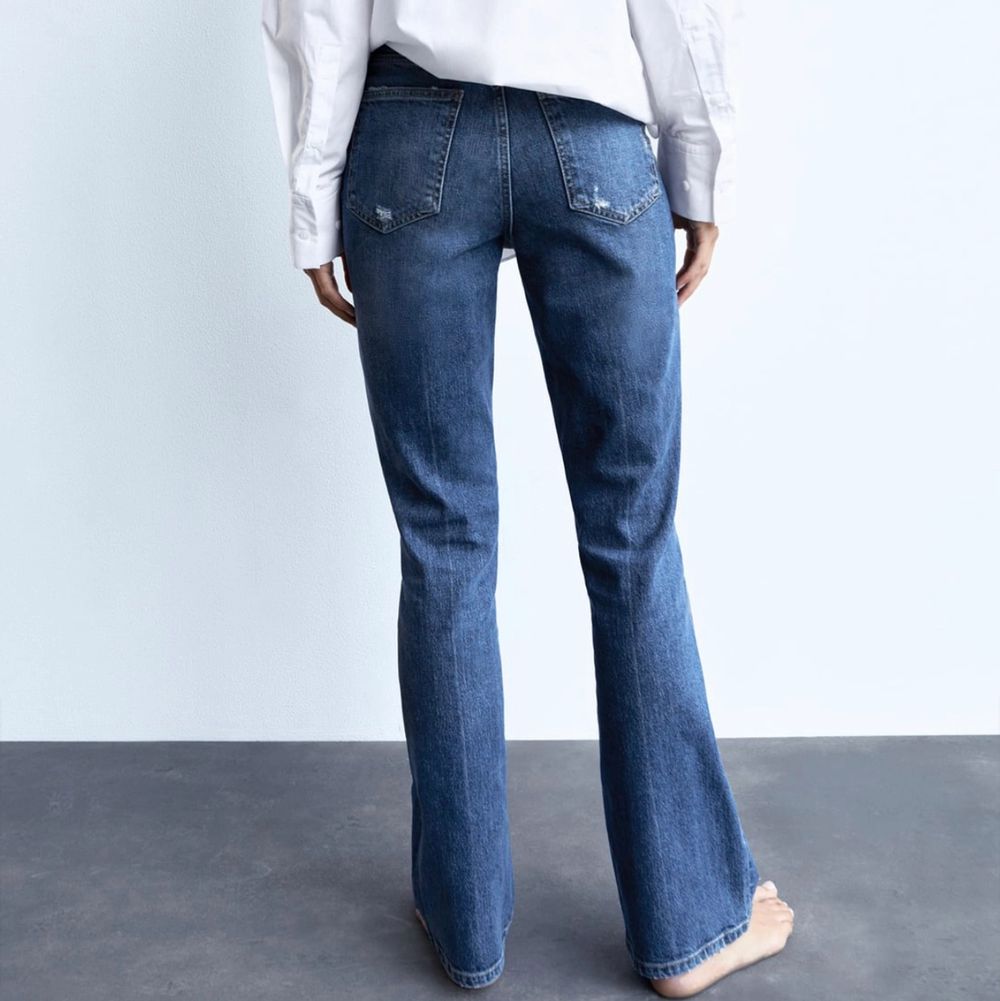 Säljer dessa bootcut jeans från zara i storlek 36. Aldrig använda, köpta för 400 kronor. . Jeans & Byxor.