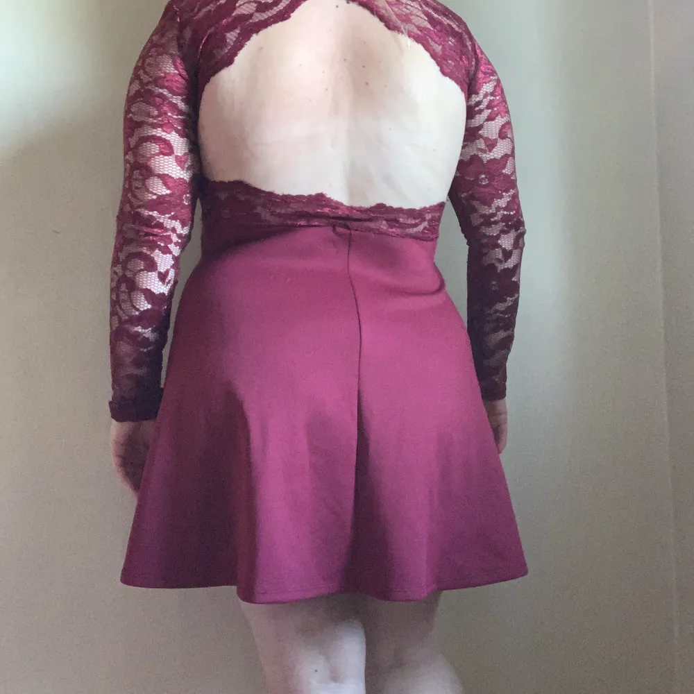 Snygg vinröd klänning med öppen rygg. . Klänningar.