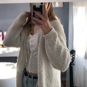 Lindex Kofta - Säljer min jättefina kofta från Lindex i Storlek 158/164 men skulle säga att den sitter som XS eller S. Bra skick! Inte helt säker på hur mycket den väger men väger om intresse:)