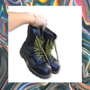 DR. Martens  - DR Martens i storlek 38. Lite stor i storlek. Mycket bra skick 