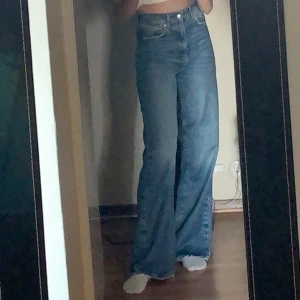 Wide jeans - Intessekoll! Är inte helt säker ifall jag vill sälja dessa. Idun wide Jeans från Gina, storlek 36, jag är ungefär 165cm ⚡️Buda gärna, budet börjar på 300kr, frakt tillkommer⚡️köp byxorna direkt för 400+ frakt⚡️ Högsta bud: 310+frakt