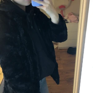 Pälsjacka - Snygg pälsjacka som passar till allt och perfekt till hösten. Köpare står för frakt.