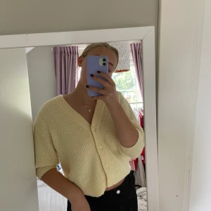 Gul kofta/tröja - Från monki i storlek M. Högsta budet idag får den! Budet ligger på 175☺️