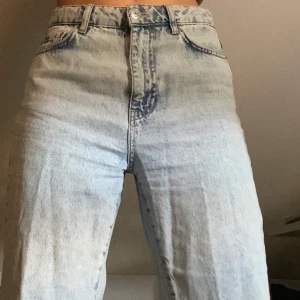 Mom jeans - Ljusblå mom jeans från Gina Tricot. Sparsamt använda. Strl 36. Säljer för 125kr +frakt🐝💛