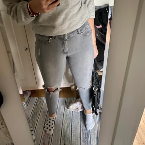 Gråa jeans med hål - Gråa jeans med slitningar, nitar och hål från mango🤍🖤 stretchiga