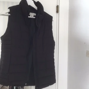 Svart väst - Säljer nu min jättefina väst från HM, då det inte är min stil, skriv för bilder med den på! Sänker pris vid snabbaffär💞💞