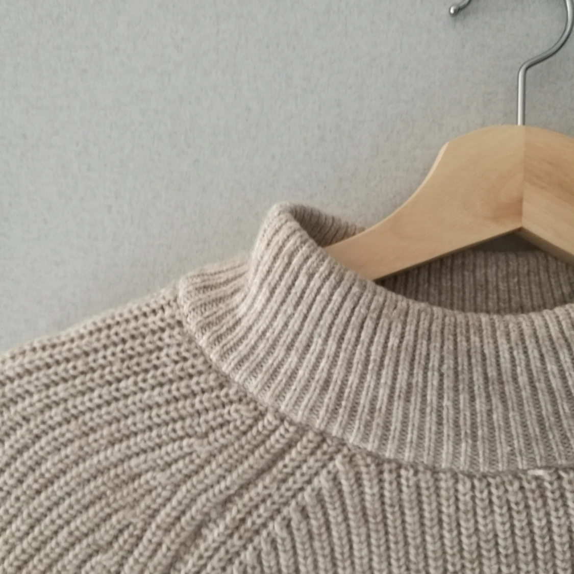 Beige tröja perfekt till hösten  - 91