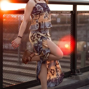 Somrigt set (topp+omlottkjol) - Superskönt somrigt set med topp & en lång omlottkjol (i sarongliknande modell) med knytning, fint tryck. Stl. M (toppen är strecthig & kjolen går att anpassa, så passar även S). Köparen står för frakten. Betalning via swish.