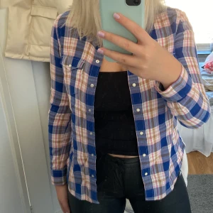 Levis skjorta - Färgglad skjorta från Levis! Knappt använd, Strl xs, funkar även som s. 