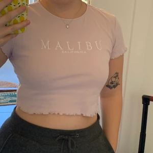 y2k topp - Topp från hm. Frakt tillkommer på 40 kr. Aldrig använd 