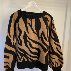 Stickad tröja  - Aldrig använd! Oversized 💓 super snygg tröja från chiquelle! Priser - inklusive frakt 