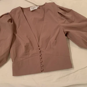 Blus  - Blus, endast använd ett tillfälle. 