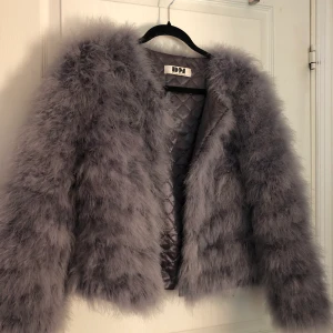 Dreamjacket - Grå fluffig helt slutsåld jacka från Dennis Maglic. Köpt för 1299kr. I jättebra skick. Priset kan diskuteras
