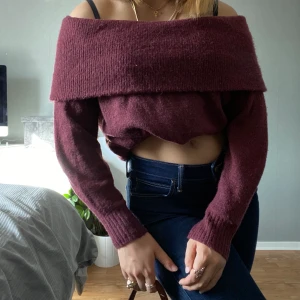 Stickad tröja - Vinröd stickad tröja. Jättefint skick, fortfarande supergosig!! Storlek S men skulle säga att den upplevs ganska stor. 50kr + frakt