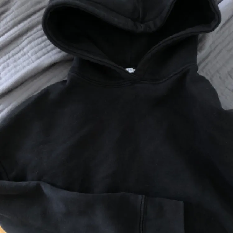Säljer denna svarta ”cropped hoddie” från Zara. Säljer på grund av att den inte kommer till användning längre. Priset som står är exklusive frakt! 💕💕 . Hoodies.