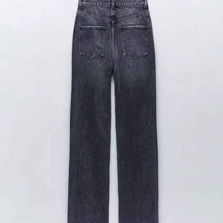 Säljer mina slutsålda går svarta zara jeans då dom är för stora 💓💓💓💓. Jeans & Byxor.