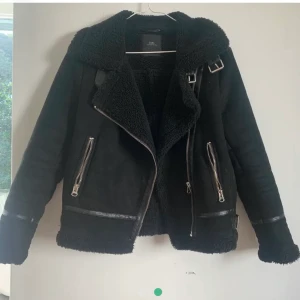 Jacka   - Säljer denna mocka imiterande pälsjacka ifrån zara! den är i my jet bra skick då jag endast använt den ett fåtal gånger, och är köpt förra vintern! Passar alla storlekar från XS-M men jag när i normala XS/S, det beror såklart på hur man vill attdenskasitt