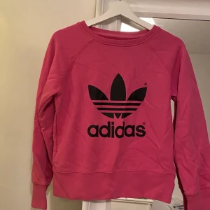 Croppad rosa sweater - Strl 40 men mindre än så. Mudd vid ärmar och nedanför