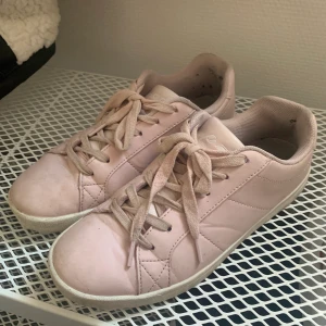 Skor - Skor från Soc som tyvärr är för små men har ändå använt dom en del. Jag har 39 och skulle säga att dom är typ 38-38,5. De är lite smutsiga men tror definitivt att det går bort. Märket där bak på skorna har gått av. Priset är utan frakt och kan diskuteras!