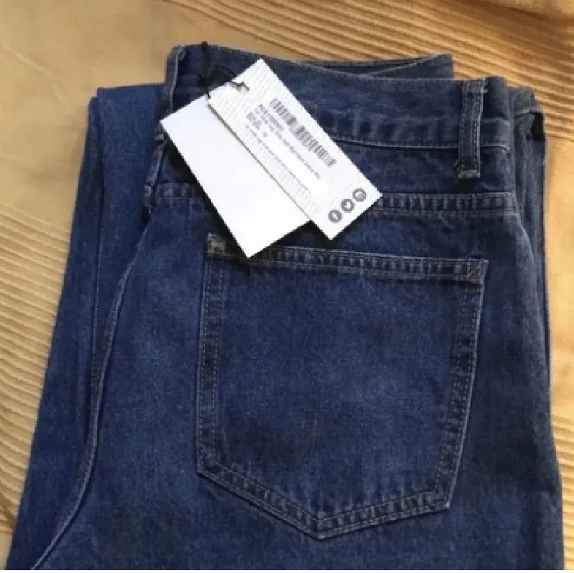 Ett par assnygga boohoo jeans med slits som endast är testade! Köpte här på Plick men de är tyvärr för långa för mig som är 165cm💕❤️ frakt-66. Jeans & Byxor.