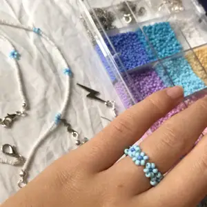 Hemmagjorda matchande smycken med blåa blommor💙 Ring 39kr, halsband 69kr, armband 59kr! Går att specialbeställa, se sista bilden för armband med fler blommor