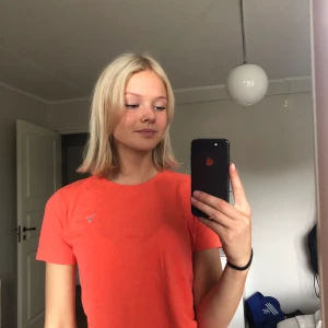 GANT t-shirt - En fin aprikos färgad Gant t-shirt. Säljer den pga att den är för liten för mig. Strl till 11-12 år men passar för dig som har XS. Fraktkostnad ingår 🧡🧡🧡