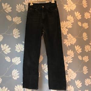 Urtvättat Svarta Jeans från Weekday, modellen Row. Använda ca 10ggr, mycket fint skick! Ber om ursäkt för otydlig bild. Bara att kontakta mig om man vill ha bild på hur jeansen sitter på😌 Frakt tillkommer🌸