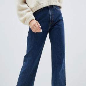 Rowe jeans från weekday🎀 Säljer för dom inte kommer till användning men dom är riktigt snygga och passar till mycket. Köpte original pris för 500, köparen står för frakt! Skickar bilder på hur dom sitter på mig privat 