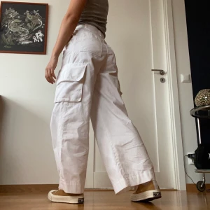 Monki byxor - Vita utility trousers från Monki. Bra skick!  Innerben: 66 cm Midja: 60 cm Höft: 94 cm  Möts upp i centrala Stockholm eller fraktar för 63 kr som köparen står för :)