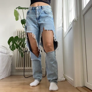Baggy jeans    - Slitna baggy jeans från bikbok. Storleken är L men skulle säga att det är mer som en M. Jag är en S och dom sitter bra på mig som en baggy modell men sitter nog mera tight om man är en M.
