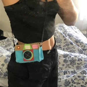 Väska  - Så fin och söt liten handväska!! Får plats en iPhone 7 om man vill, samt plånbok och legg typ. Så najs om man inte vill packa mycket och vill ha lite färg till sin outfit 💅💁‍♀️💥