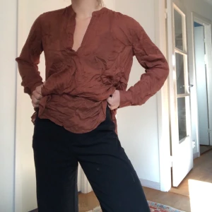 Brun skjorta - Brun rostig skjorta från zara. Lite längre i modellen men tunn i tyget så lätt att stoppa in. Aldrig använd.
