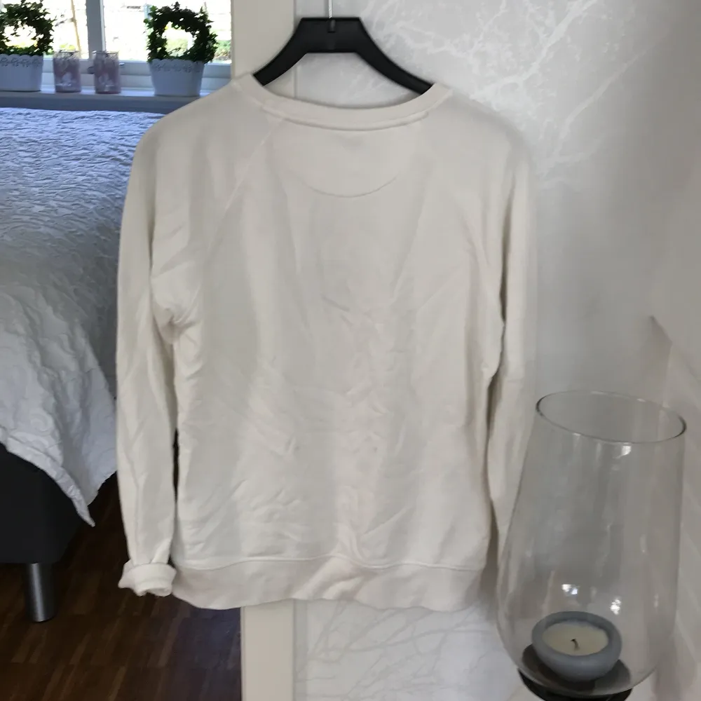 En stil ren tjock tröja från gant. En vit tjock tröja som man kan använda till vardags men också till fest. kan matchas till nästan allting. Anvönts inte så mycket. Tröjor & Koftor.