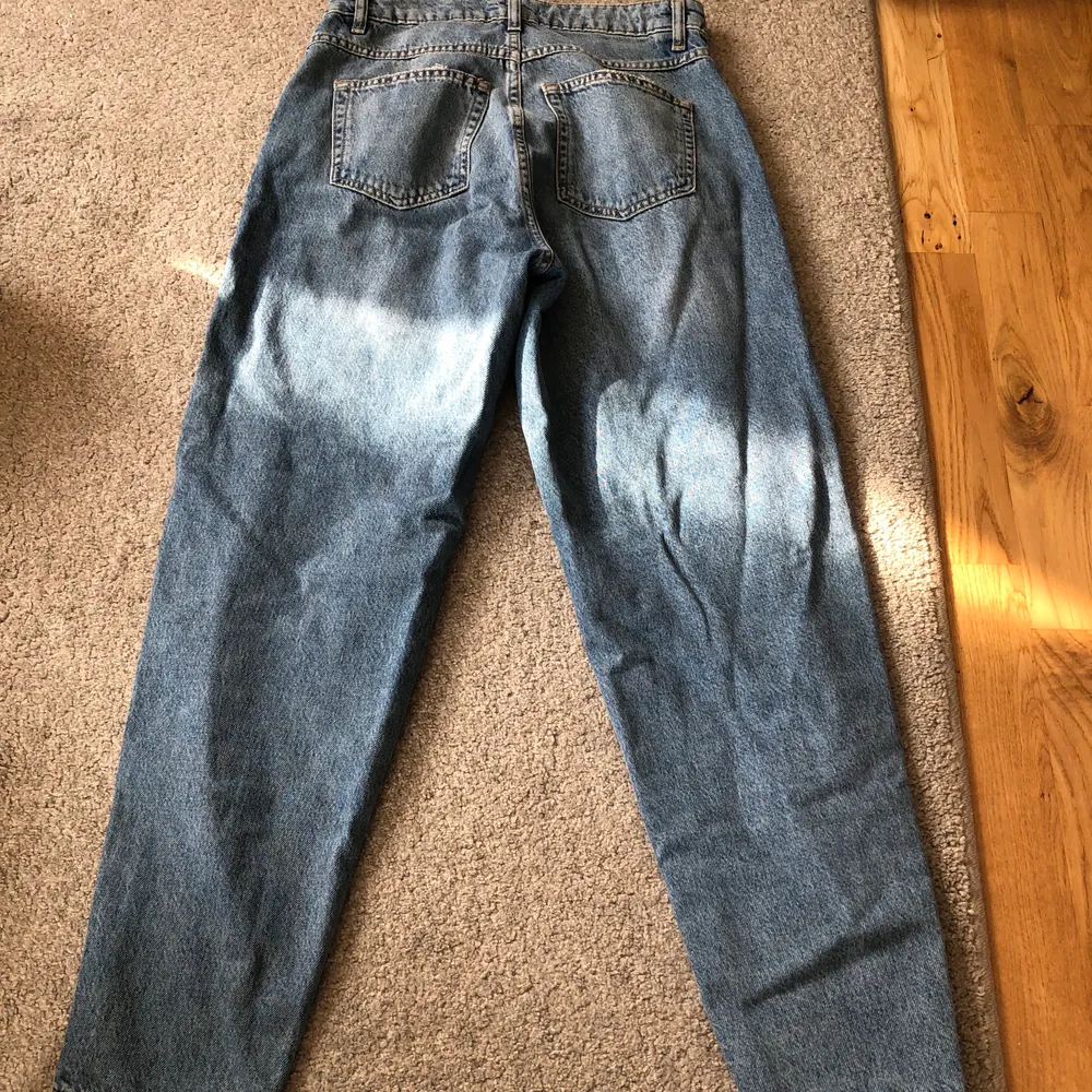 Mom jeans från Gina som är använda en gång men tyver inget för mig, går in lite vid slutet altså inte helt utsläpta . Jeans & Byxor.