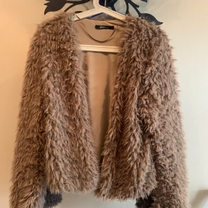 Jacka - Fin beig teddy jacka från gina tricot. Använd ett få tal gånger så den är i väldigt bra skick (som ny). 200kr inkl. frakt 💕