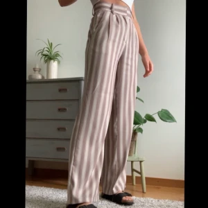 Kostymbyxor - Jättefina kostymbyxor från NAKD i skönt material, storlek 34. Jag är 1,67 m lång. Frakt tillkommer. 🥰🥰