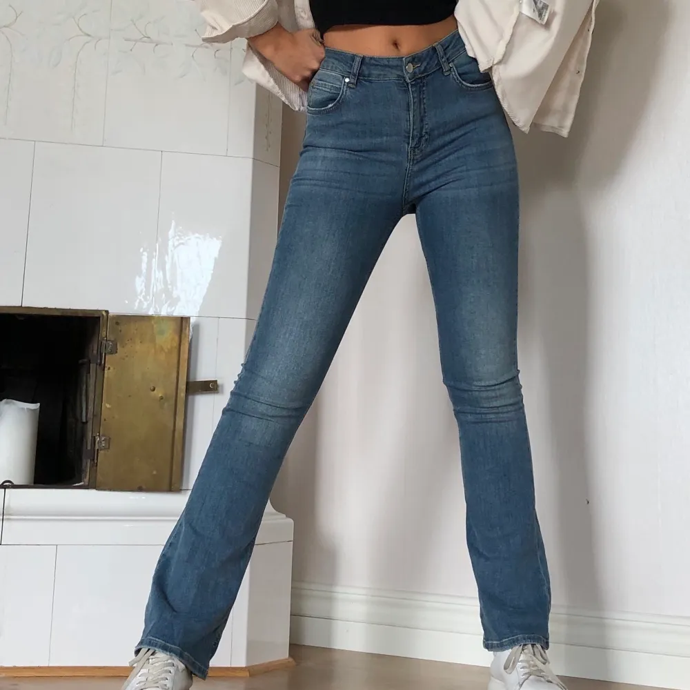 Bootcut jeans med medelhög midja🌻 knappt använda o i bra skick. Jeans & Byxor.