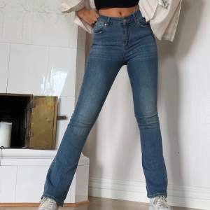 Bootcut jeans med medelhög midja🌻 knappt använda o i bra skick