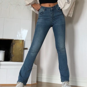 Bootcut jeans - Bootcut jeans med medelhög midja🌻 knappt använda o i bra skick