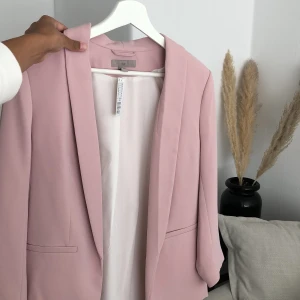 Ljusrosa kavaj - Jättefin kavaj i ljusrosa, aldrig använd så är i helt nytt skick. Storlek 38 men passar även på mig som annars är 34/36💗💖