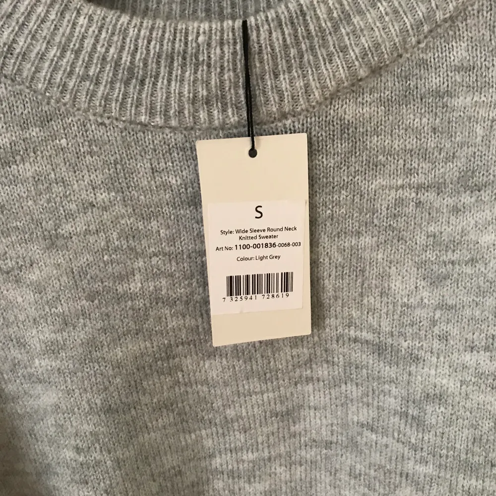 En jätteskön grå stickad tröja från NAKD. Enbart provad. Säljer pga att den upplevdes lite för stor för mig som normalt har XS/S.  Passar även M skulle jag säga. Nypris 299kr.. Stickat.
