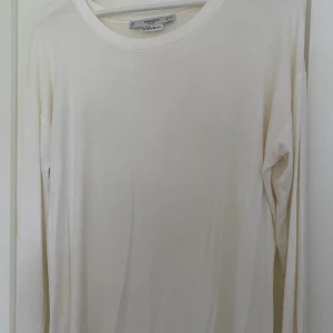 Mango långärmad tröja - En vit långärmad träna från Mango, endast testad. 