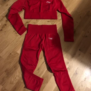 IcanIwill träningsset - Jättefint träningsset från I can I Will. Båda strl S, men byxorna är mer som en XS. Endast provat, aldrig använt. Byxorna är 3/4 längd. 