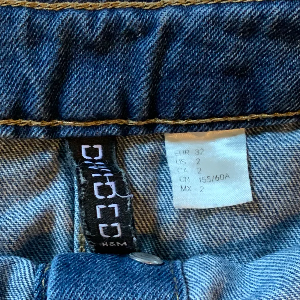 Jättefin jeanskjol med knäppning framtill från H&M! Bra skick, säljer den på grund av att den är för liten för mig!💖 80kr + 60kr frakt. Kjolar.