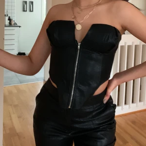 Skintopp - Snygg skintopp i fejkläder. Stl S, passar en XS också. Använd en gång. Perfekt till fest!